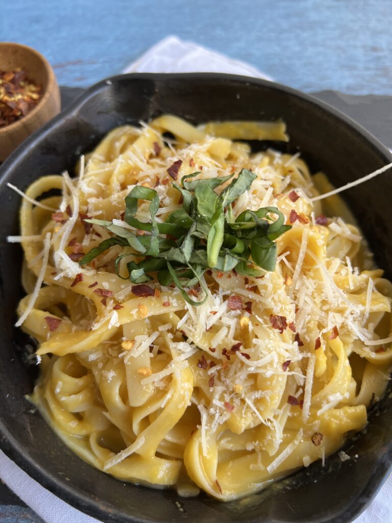 healthy weeknight dinner, creamy vegan butternut sqush pasta 